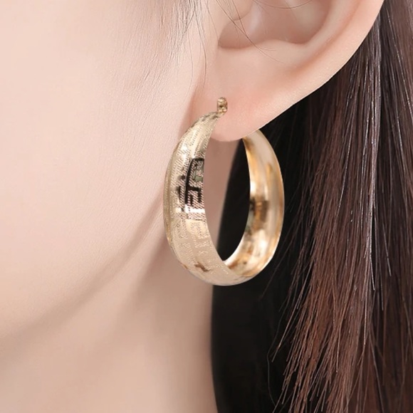 18K Gold Plated Round Hoop Earrings - Picture 4 of 5